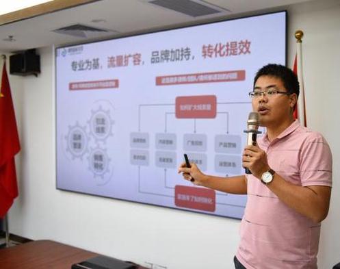 构建数字化转型的双翼 计算机软硬件零售与信息技术服务的协同发展